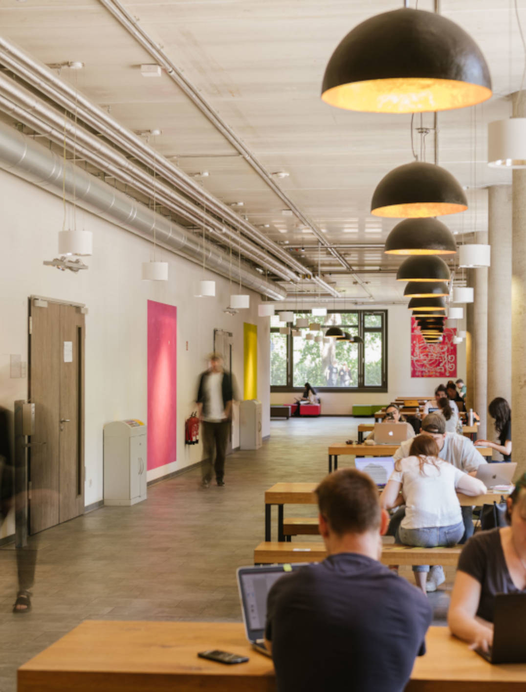 Sitzende Studenten im TU Gebäude