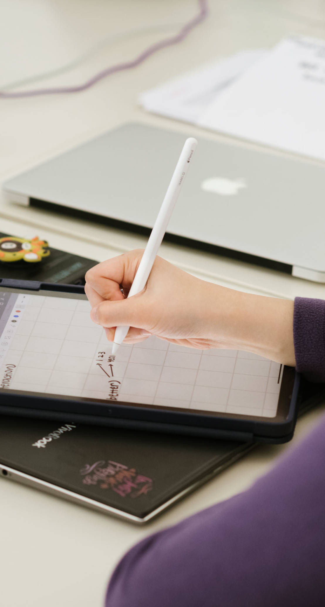 Stift schreibt auf Tablet