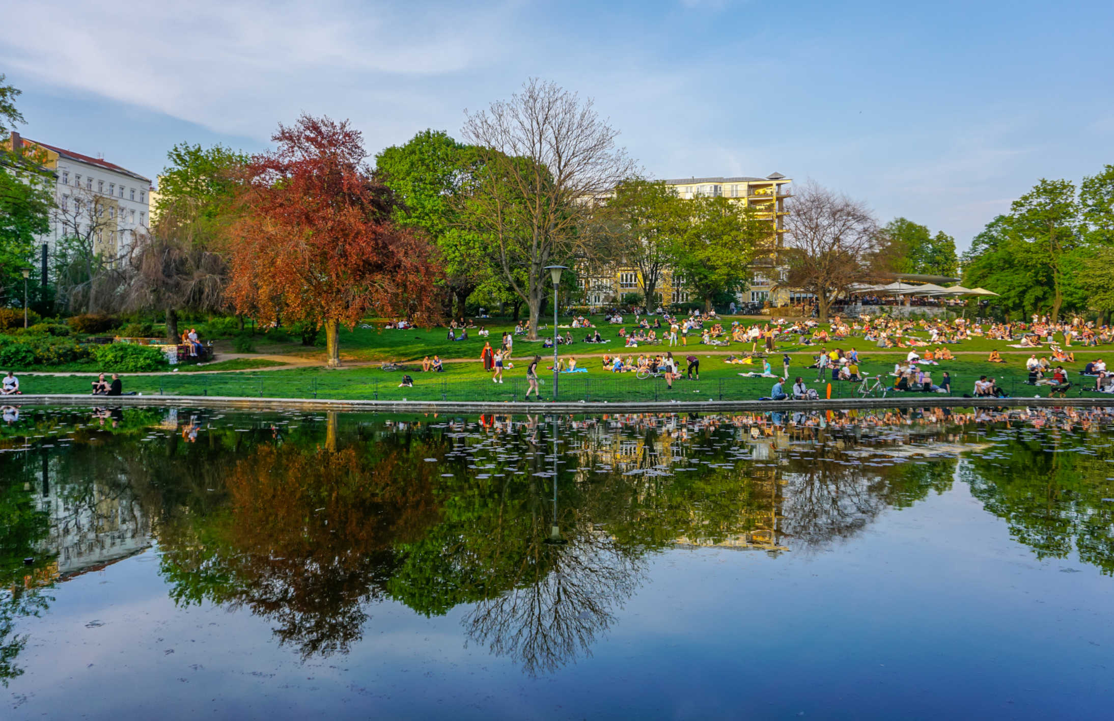 Park mit Menschen am Kanal