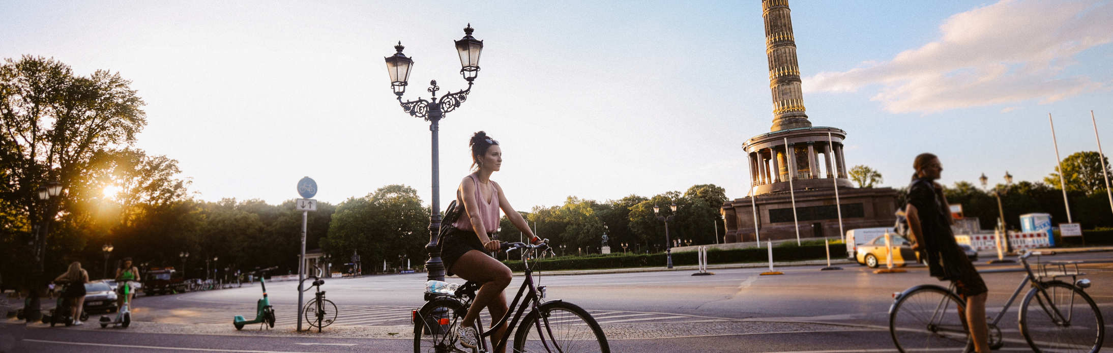 Personen auf dem Fahrrad auf der Straße